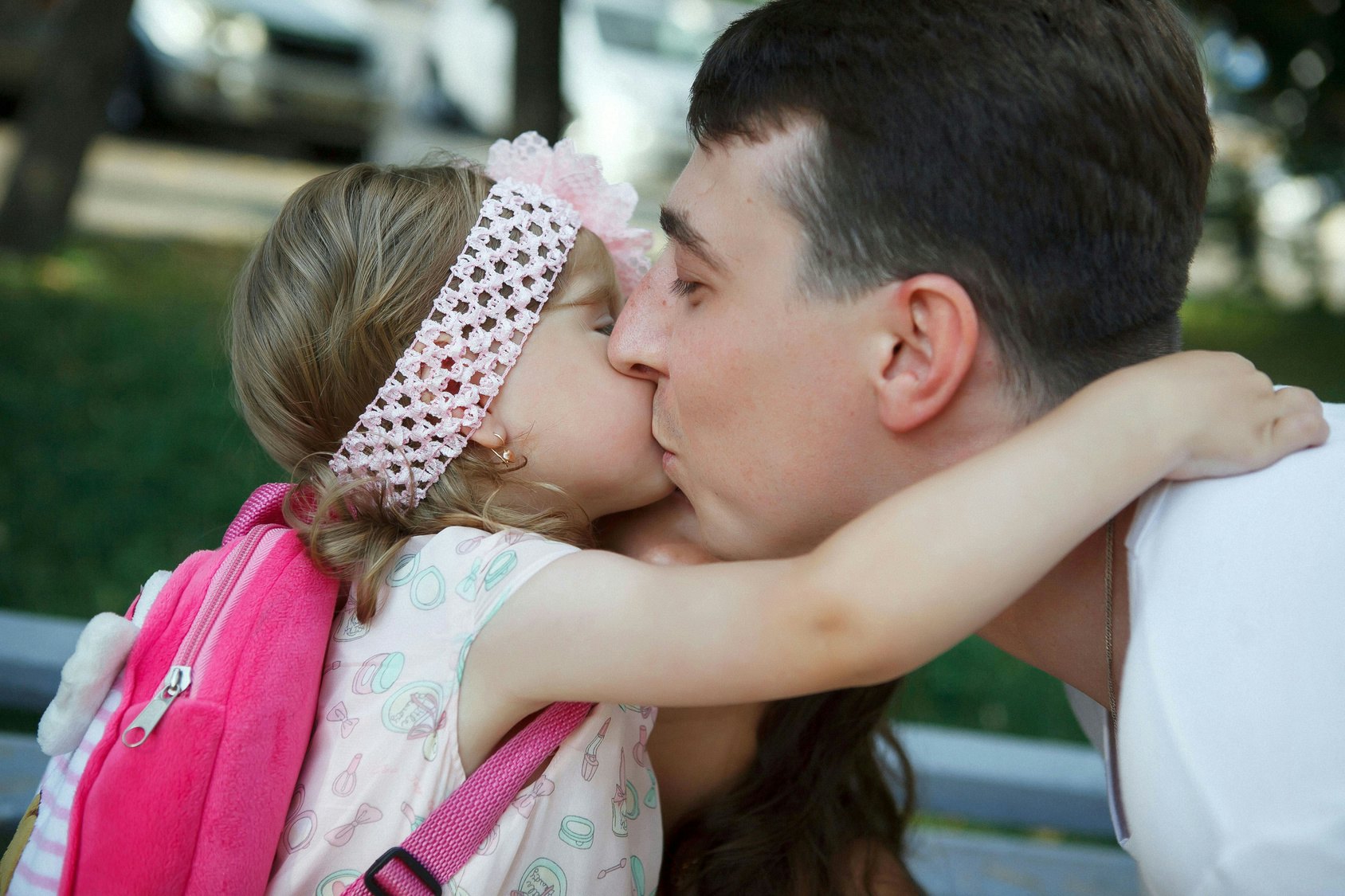 Daughter daddy video. Поцелуй папу. Папа с дочкой Реал. Поцелуй папы и Дочки.
